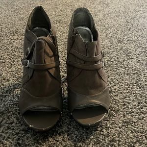 Woman’s heels size 10